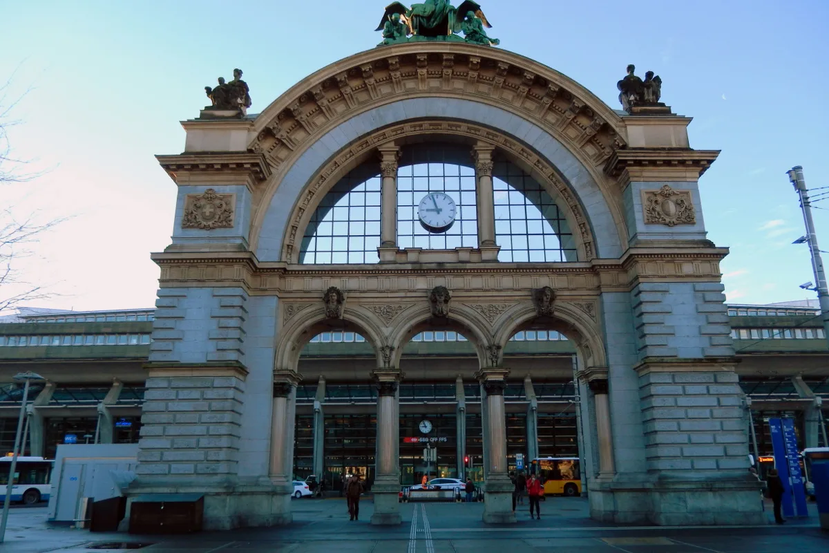 Luzern LU - Pendler-Chaos am Bahnhof