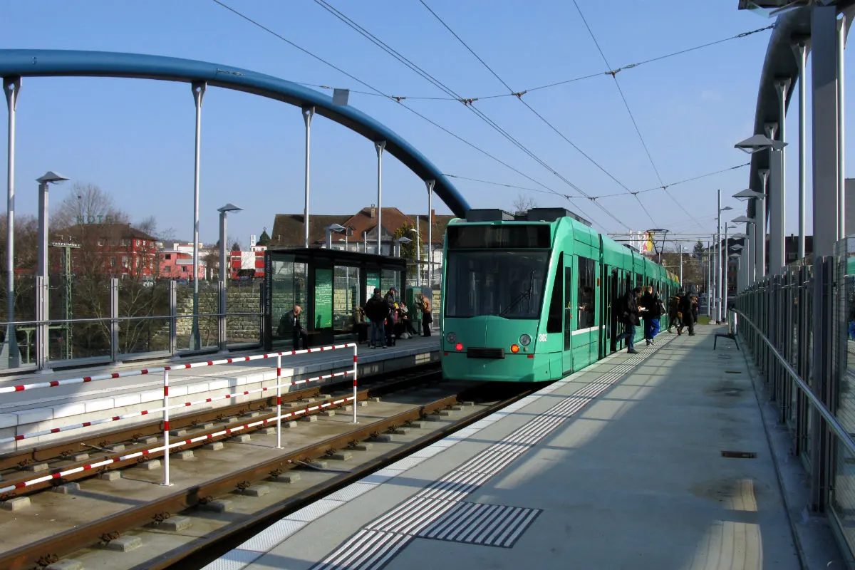 Weil am Rhein BW - Kleinkind fährt alleine mit Tram 