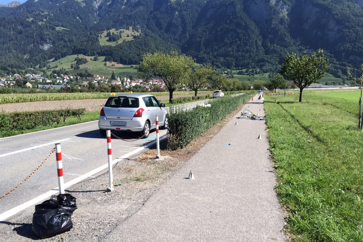 Malans: E-Bike-Fahrer von PW erwischt - lebensgefährlich verletzt