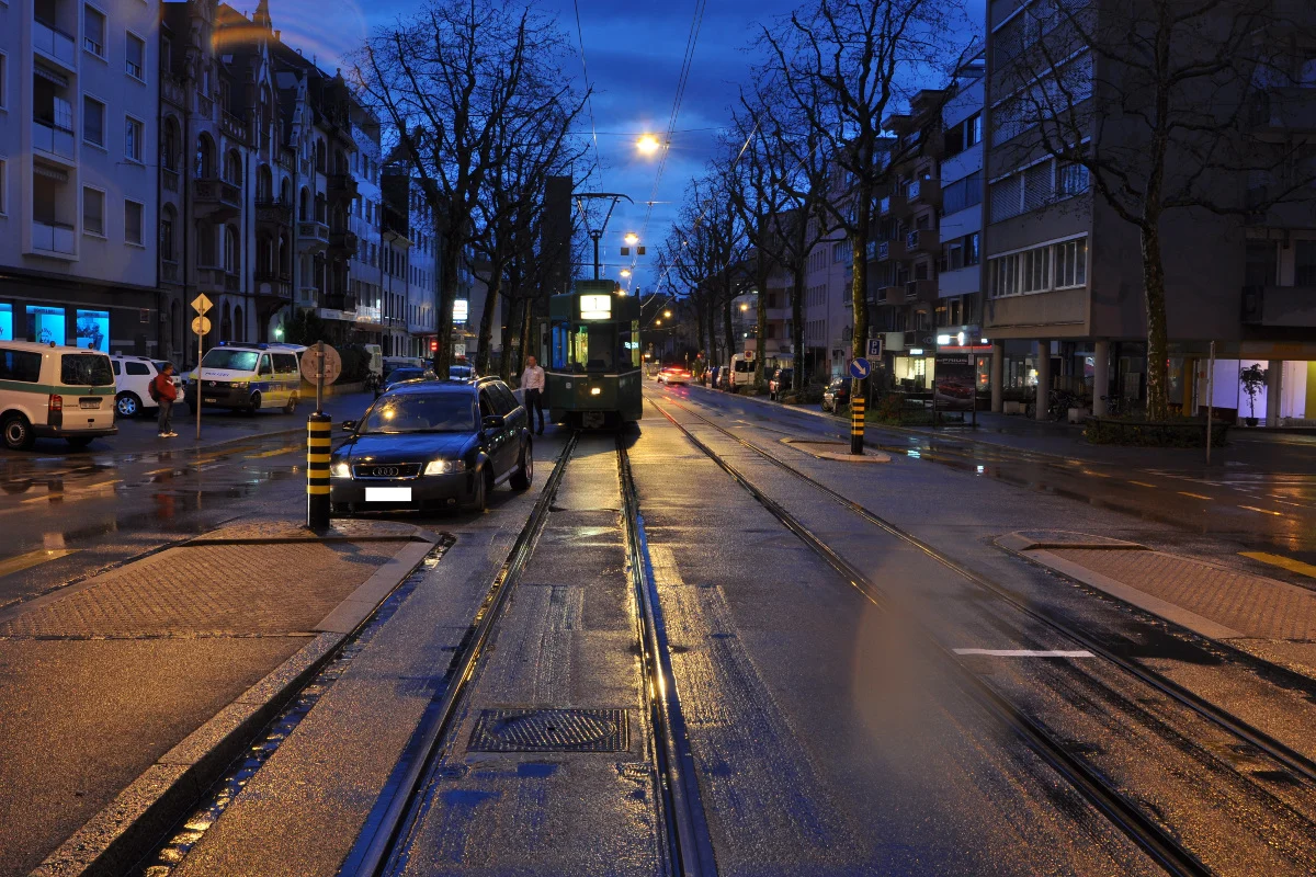 Basel: Betrunken verunglückt und Tramunterbruch verursacht - Zeugen gesucht