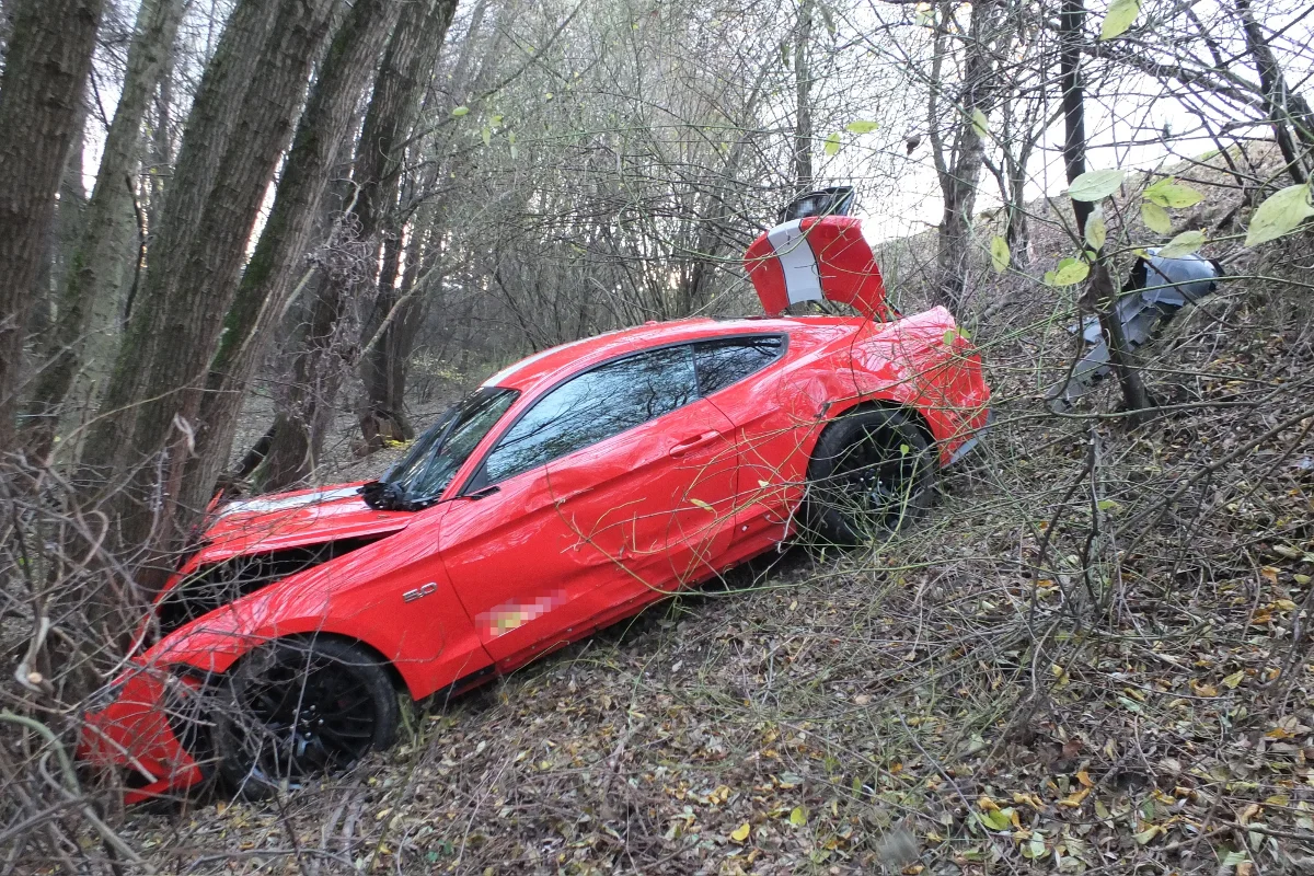 Diepoldsau SG - Gemieteten Ford Mustang geschrottet