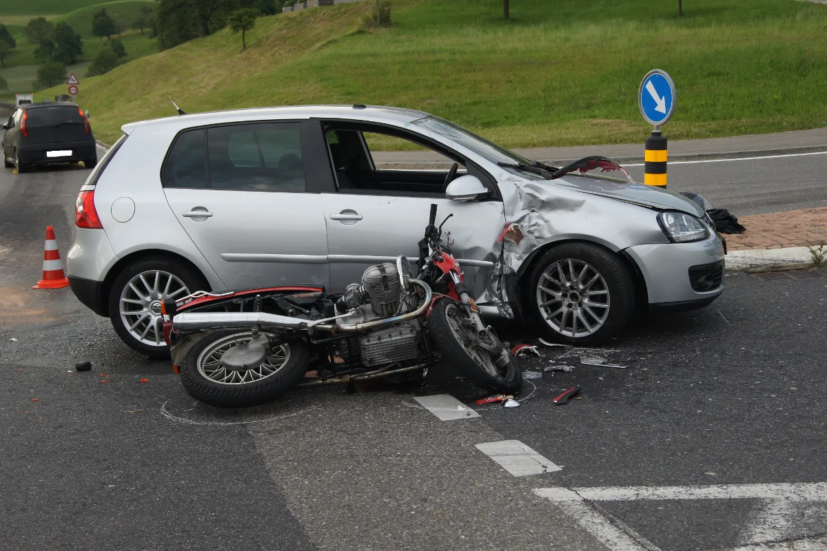 Crash zwischen Töff und Auto in Menzingen ZG