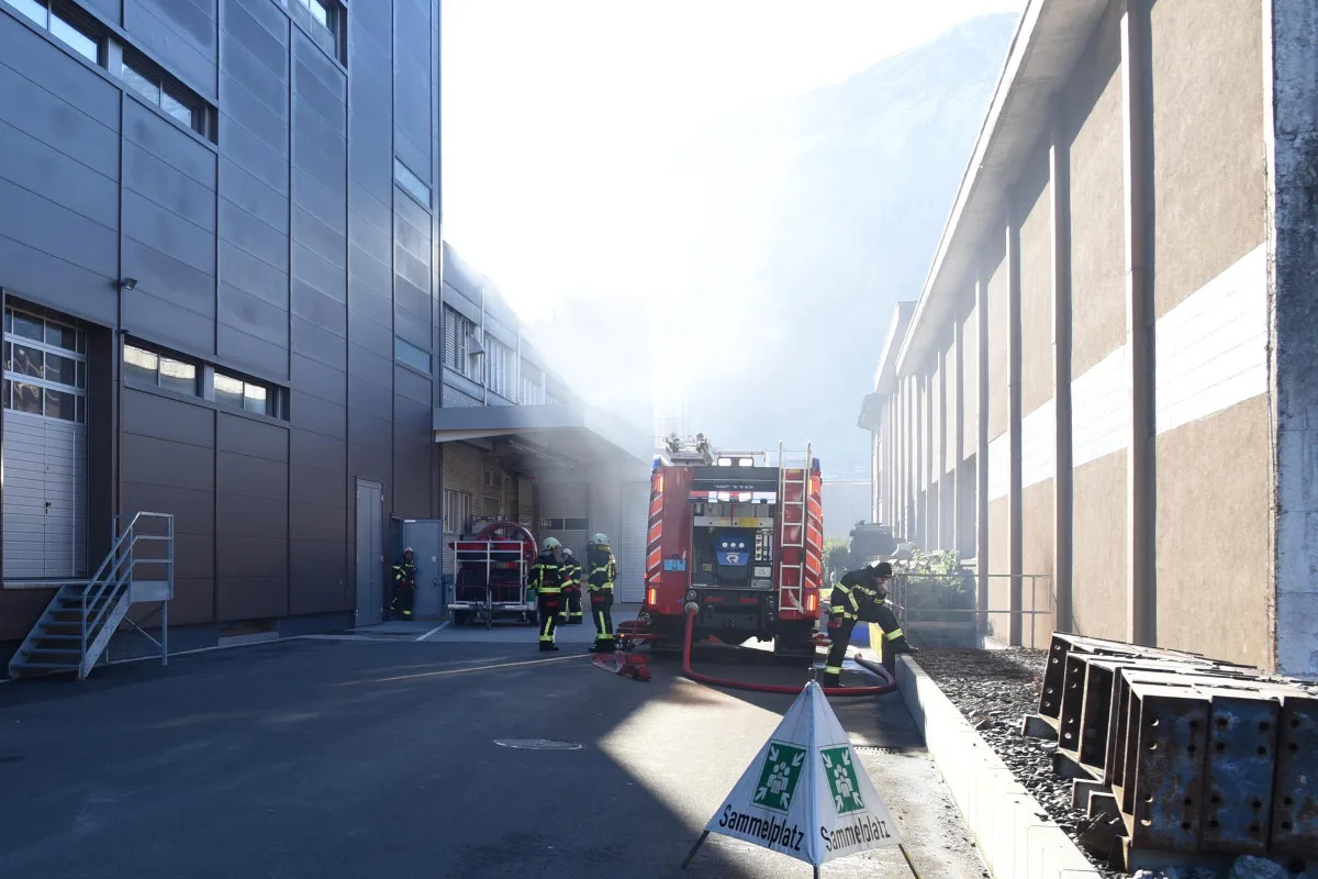 Ibach SZ - Feuer in Fabrik