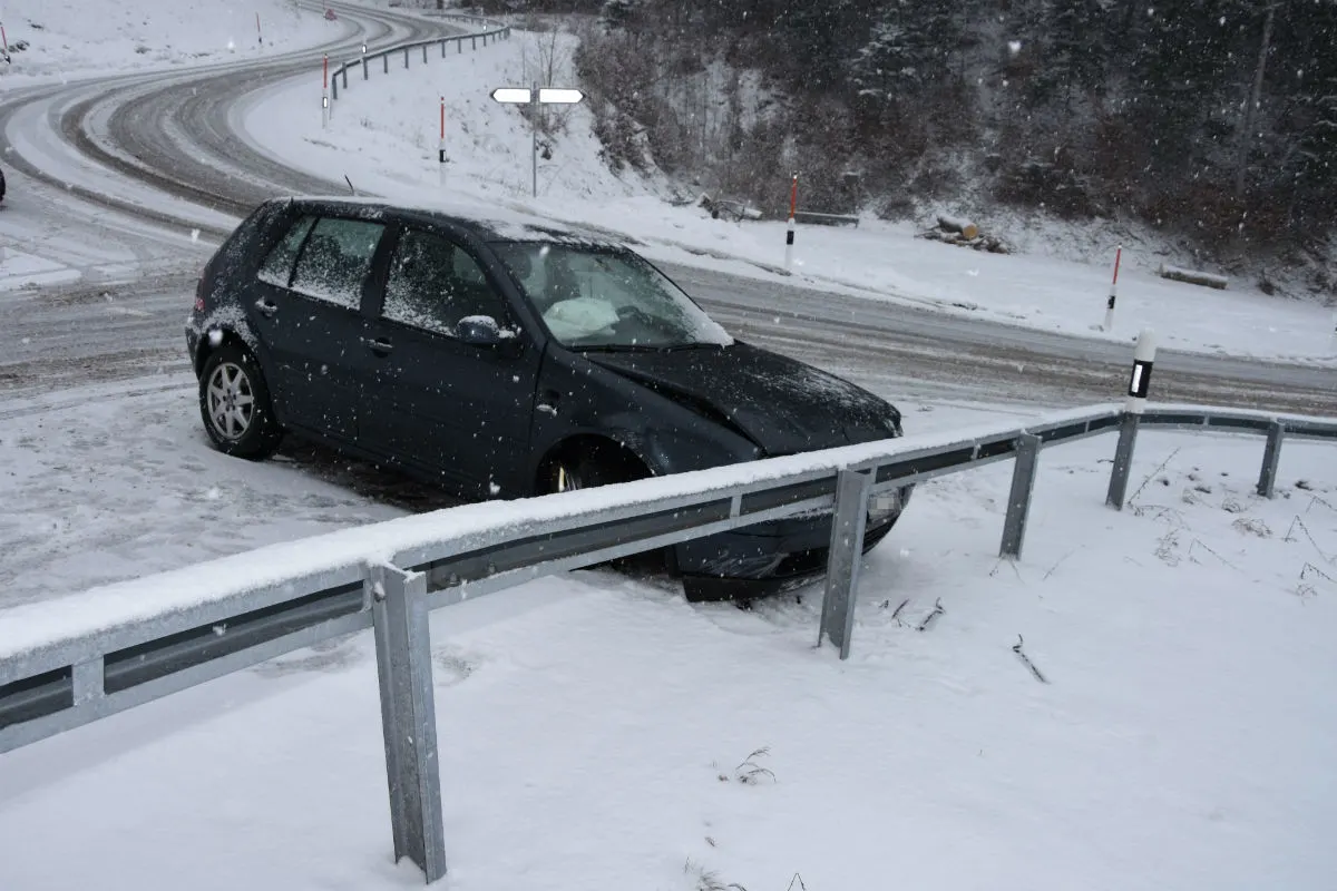 Bad Ragaz SG - Auto prallt frontal in Leitplanke