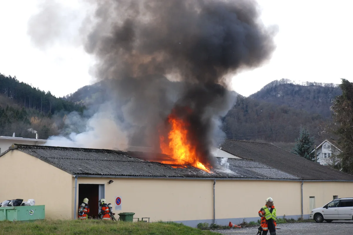 Brand in Trimbacher Lagerhalle