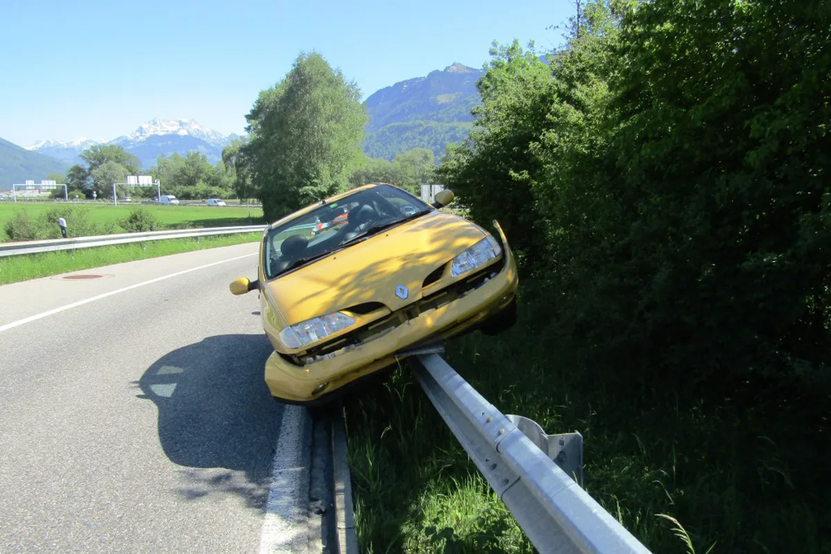 Benken SG - Bei Unfall auf Leitplanke gelandet