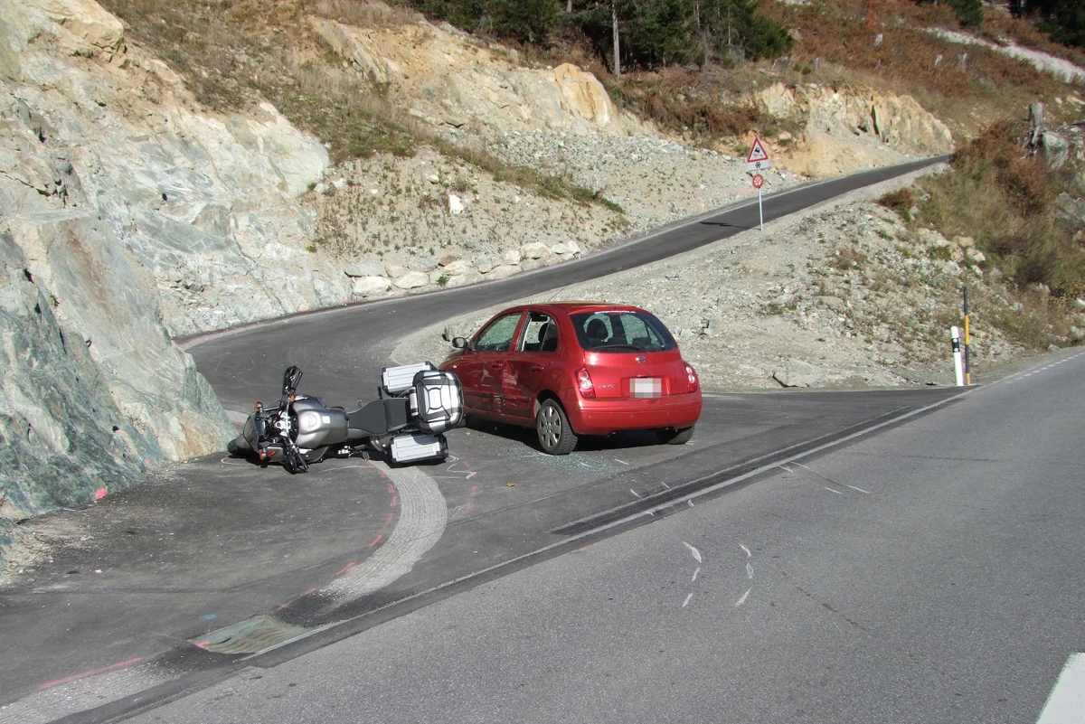 Motorradfahrer verletzt sich bei Crash in Disentis