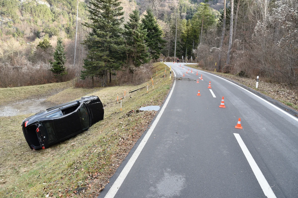 Alleinunfall in Fläsch fordert zwei Verletzte
