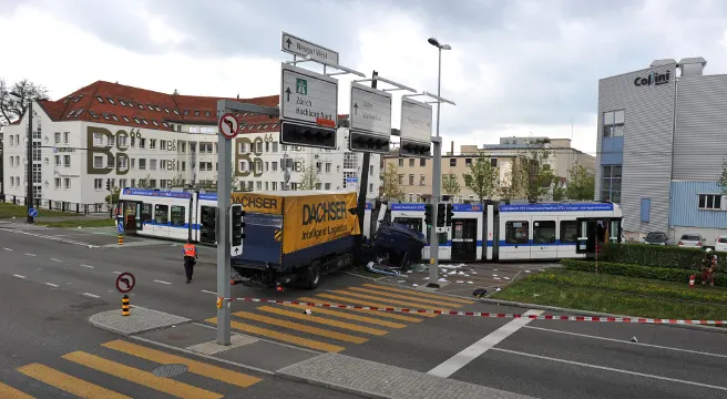 Lastwagen braust in Dübendorfer Glattalbahn