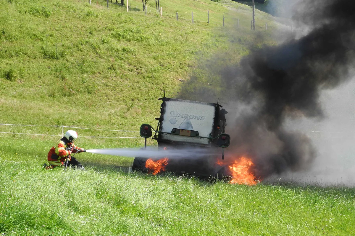 Brand einer Heuballenpresse in Willerzell