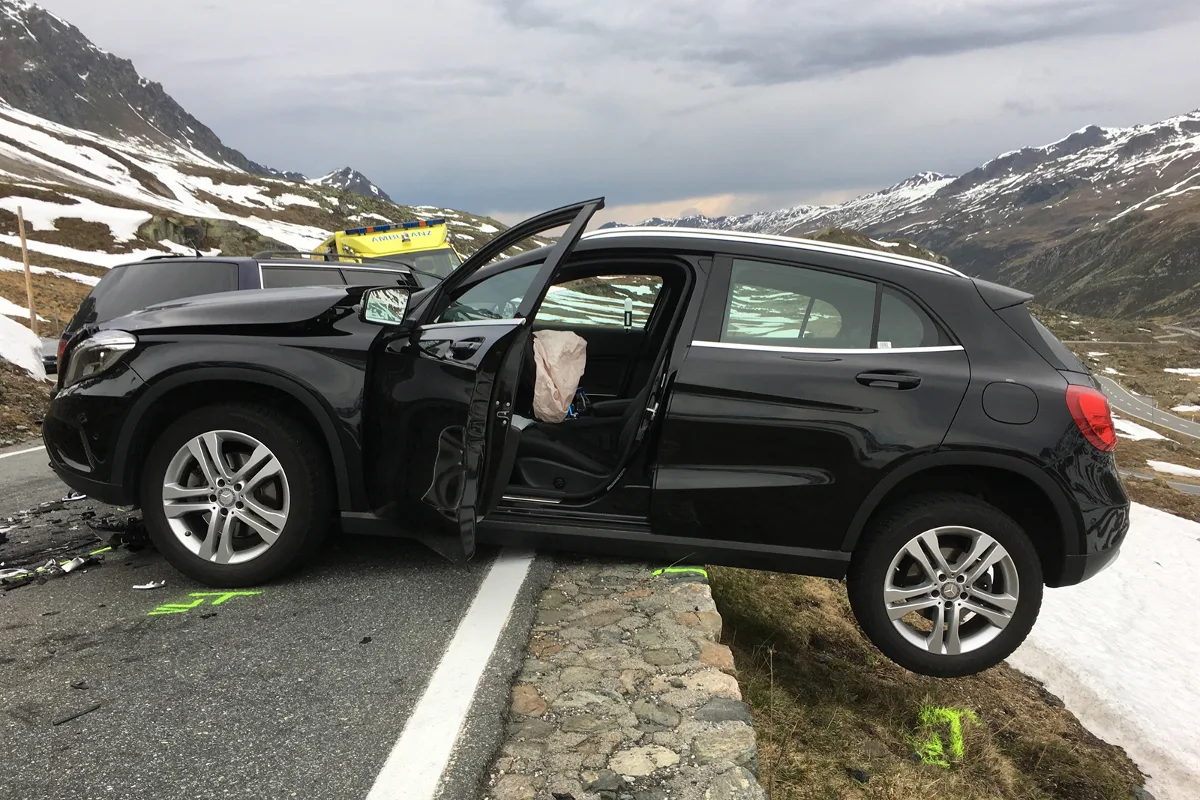 Davos GR - Mercedes stürzt nach Frontalcrash fast ab