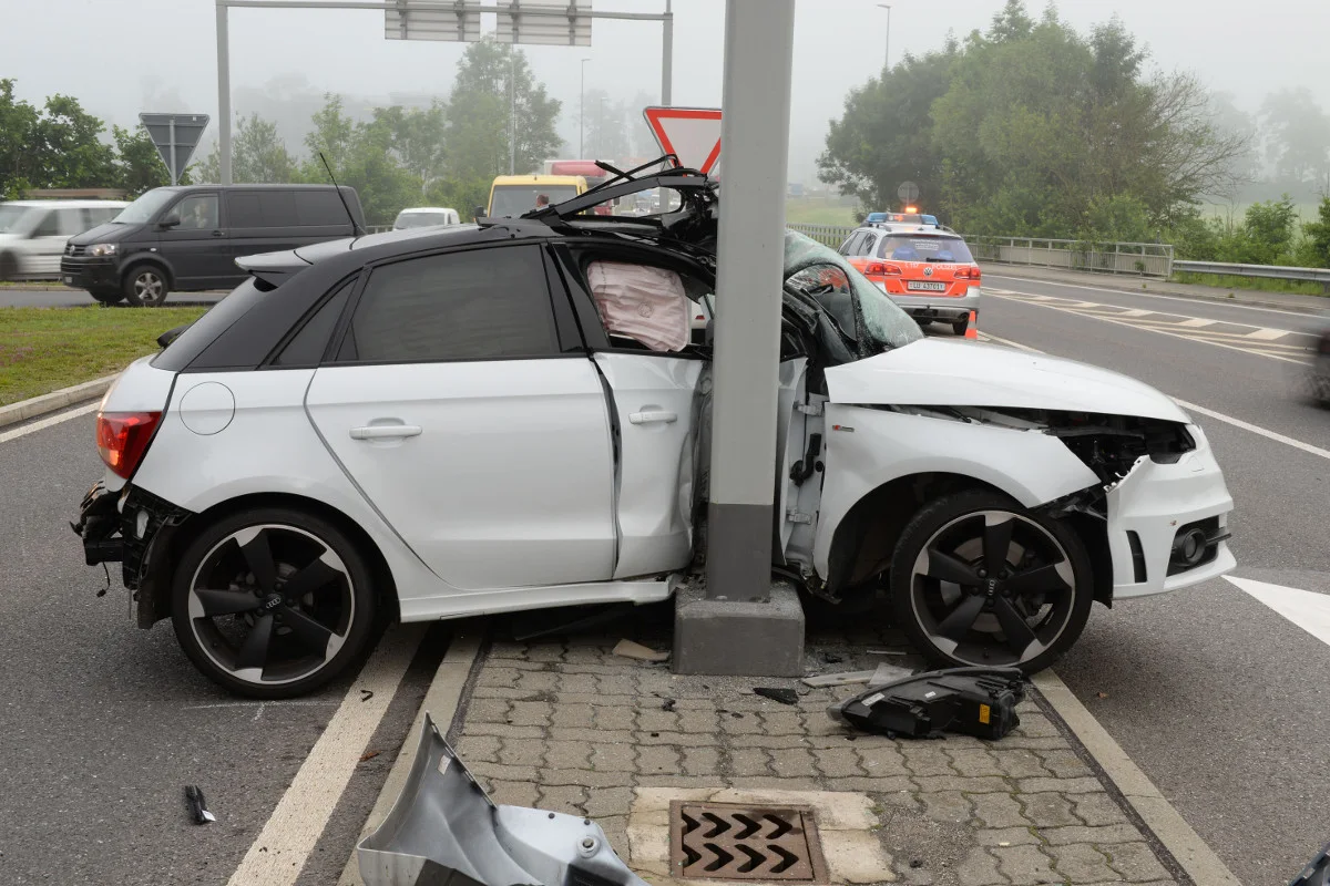 Nach Kollision in Sursee gegen Signalträger geprallt