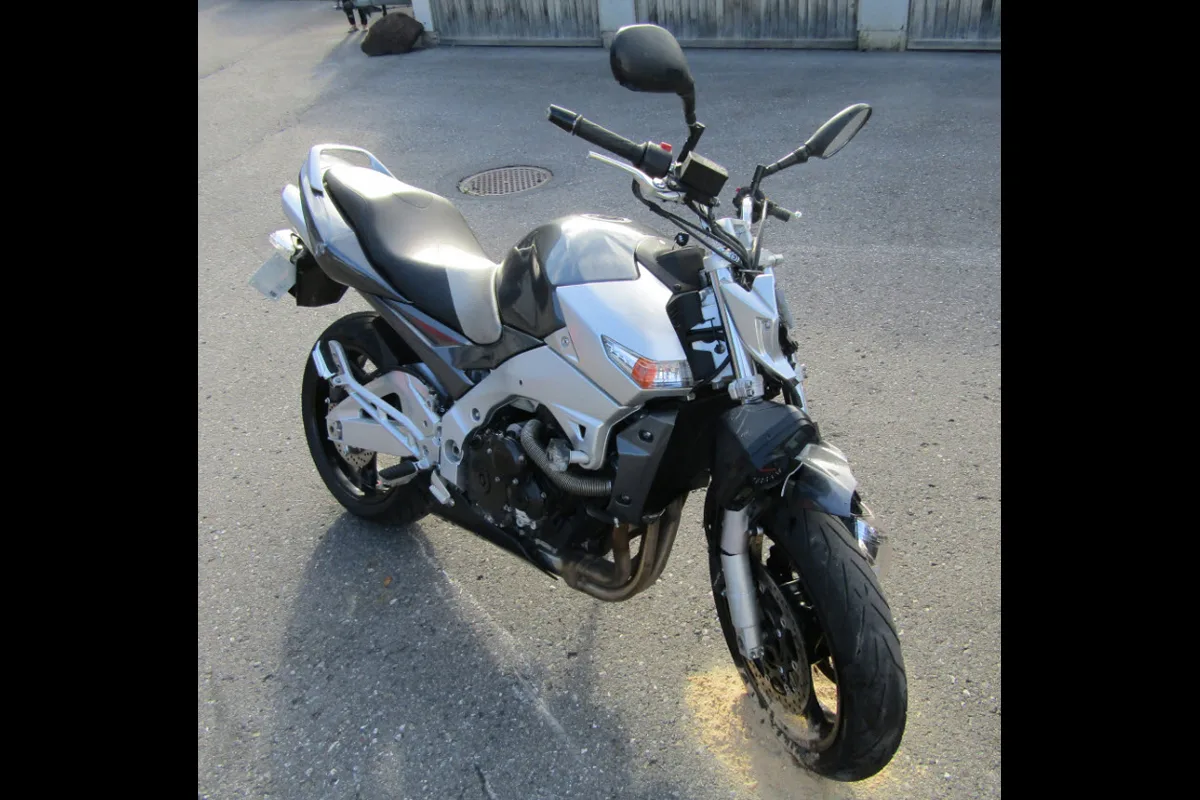 Niederurnen GL: Motorradlenker verliert Kontrolle und kollidiert mit parkierten Autos