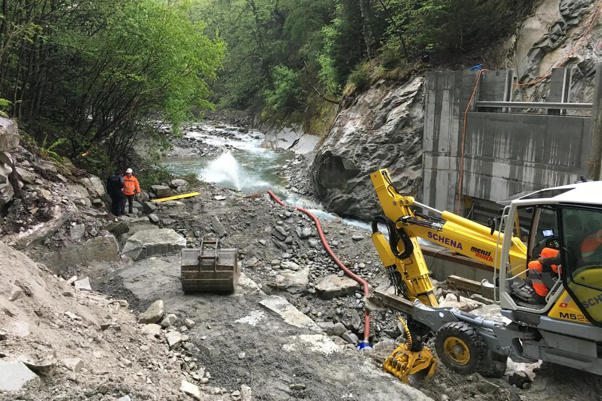 Promontogno GR - Bauarbeiter von 450-Kilo-Baggerschaufel getroffen