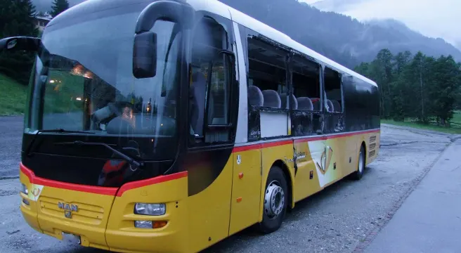 Sechs Verletzte bei Kollision Sattelschlepper - Postauto in Splügen 