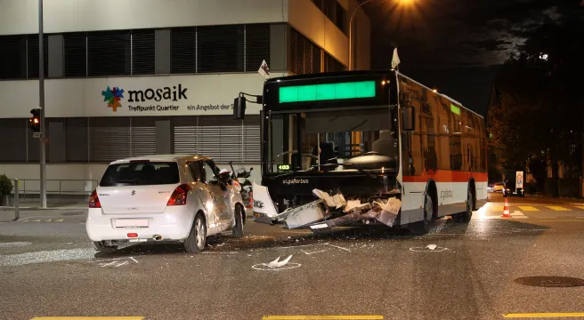 Auto kracht in St. Gallen in Bus