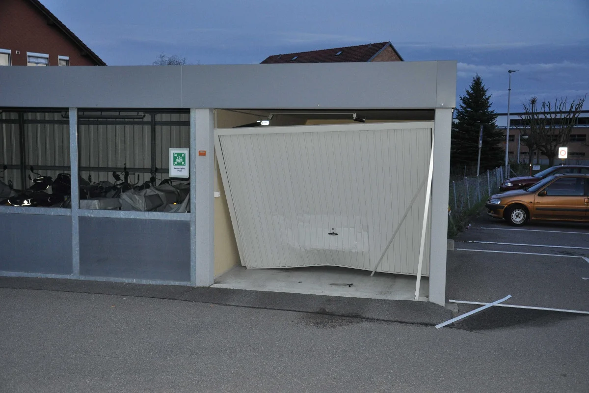 Oensingen: In Garagentor bei der Post gefahren