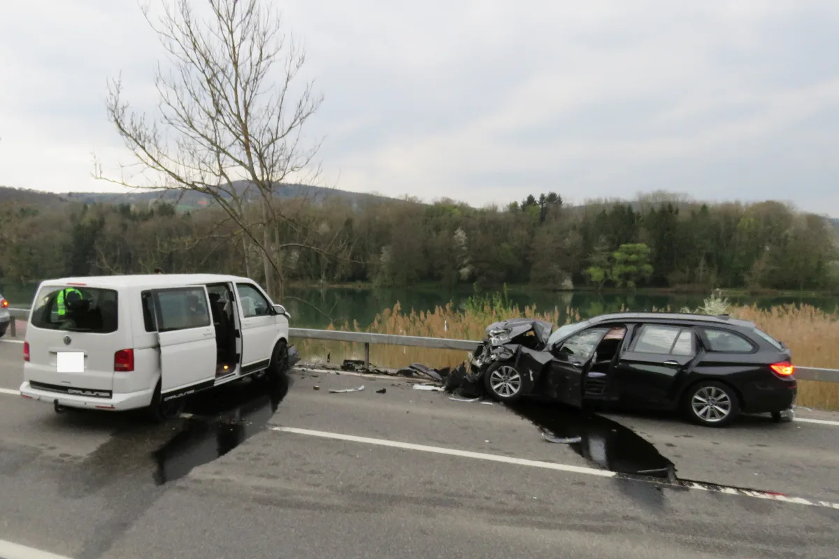 Rümikon AG - Frontalcrash im Ausserortsbereich fordert mehrere Verletzte