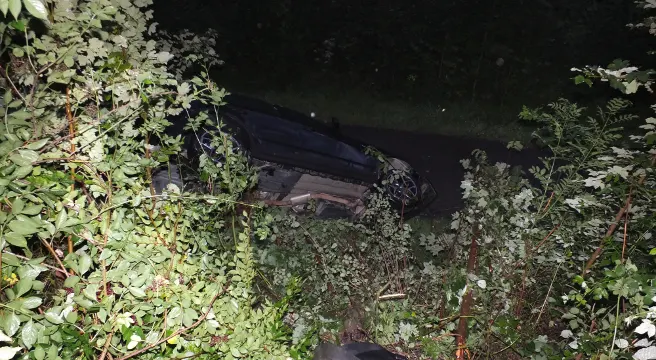 Mit Auto in Bazenheid Böschung hinunter gestürzt