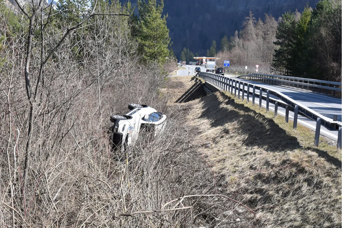 Landquart GR - Nach Überschlag auf der A28 neben der Fahrbahn gelandet