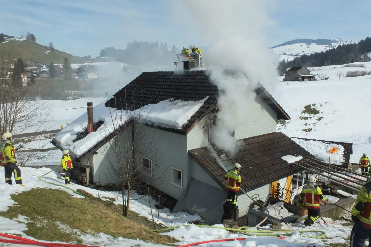 St. Peterzell: Familie mit Kindern rettet sich vor Brandausbruch