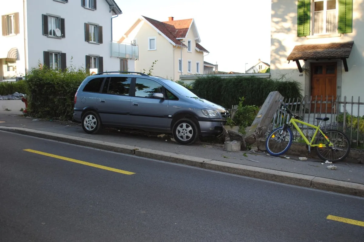 Schaffhausen: Auto erfasst Velofahrer und landet in Hecke