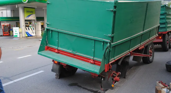 Neuhausen am Rheinfall: Trolley-Bus knallt in Auto-Heck