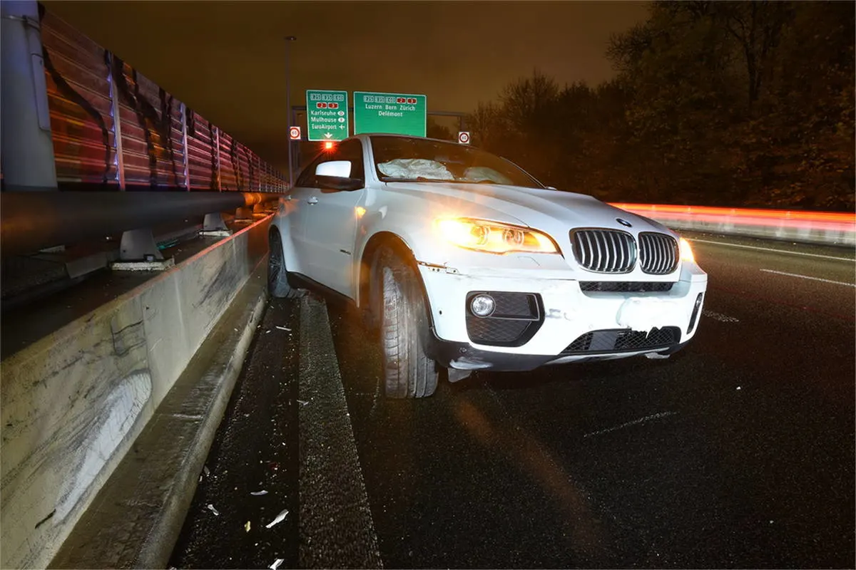 Basel BS - Totalschaden nach Selbstunfall auf der Autobahn A2