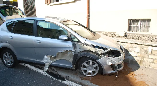 Autofahrer prallt in Eschenbach in Schaufenster und Stützmauer