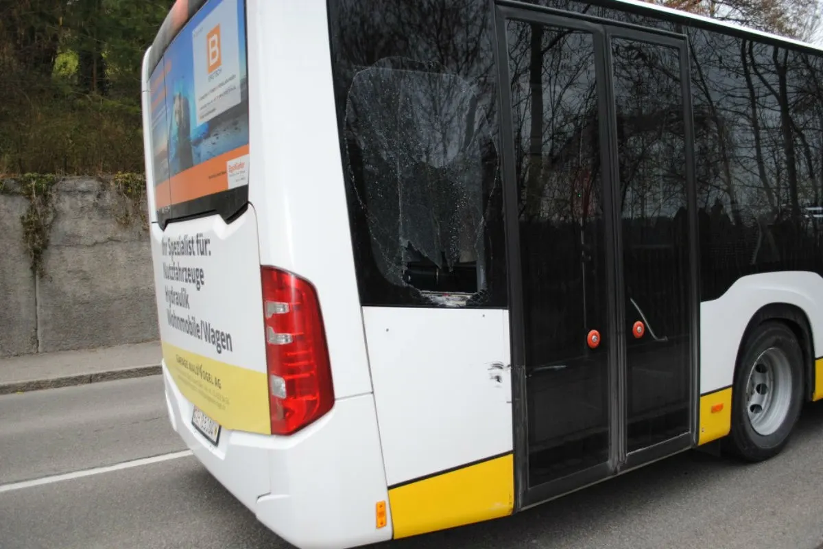 Streifkollision zwischen Auto und Linienbus in Schaffhausen
