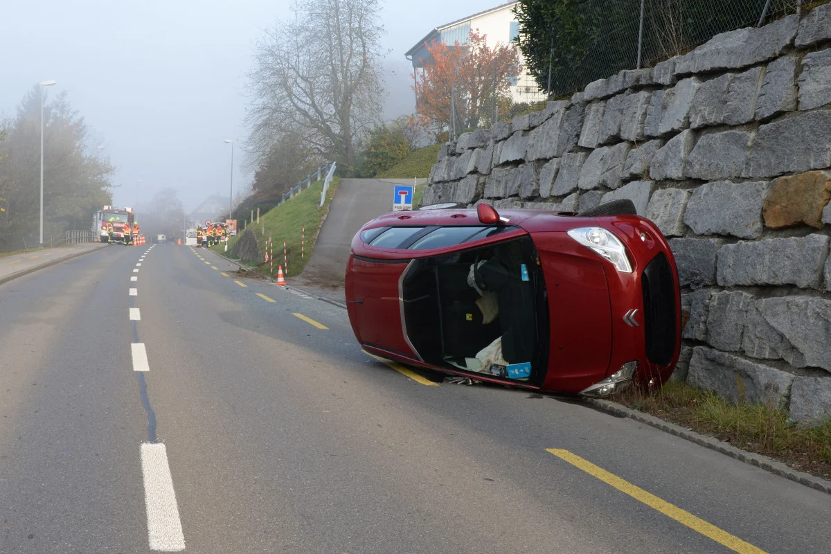 Büron LU - Strassensperrung nach Alleinunfall