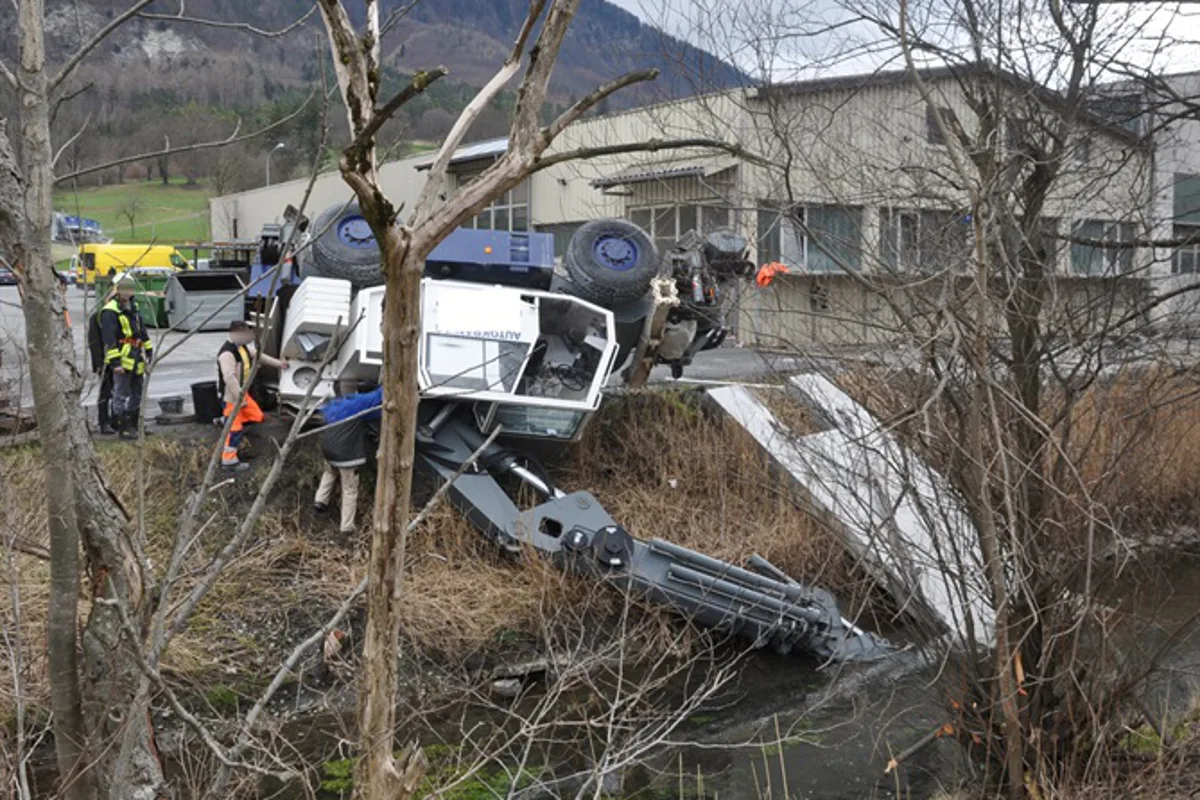 Kranwagen in Balzers umgekippt