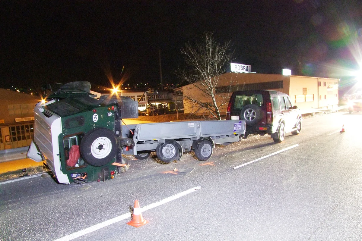Personenwagen mit Anhänger auf der A13 bei Trimmis verunglückt