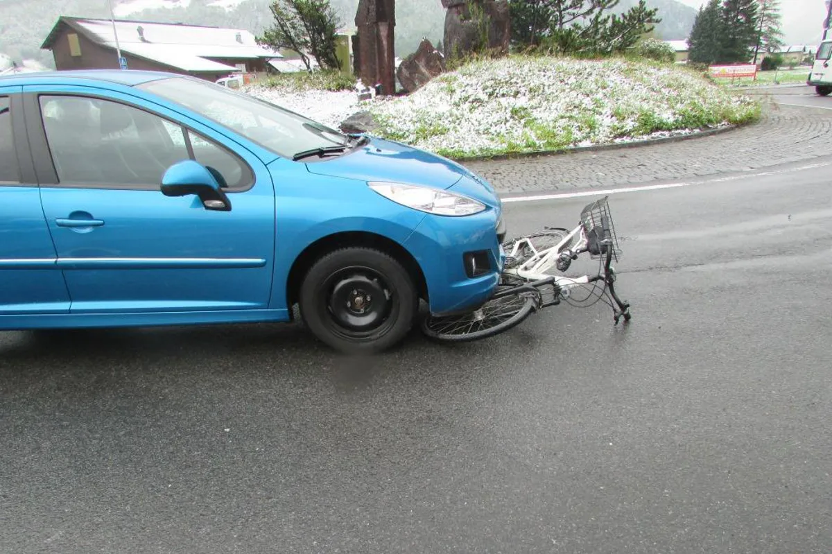 Velofahrerin in Näfels von Auto erfasst