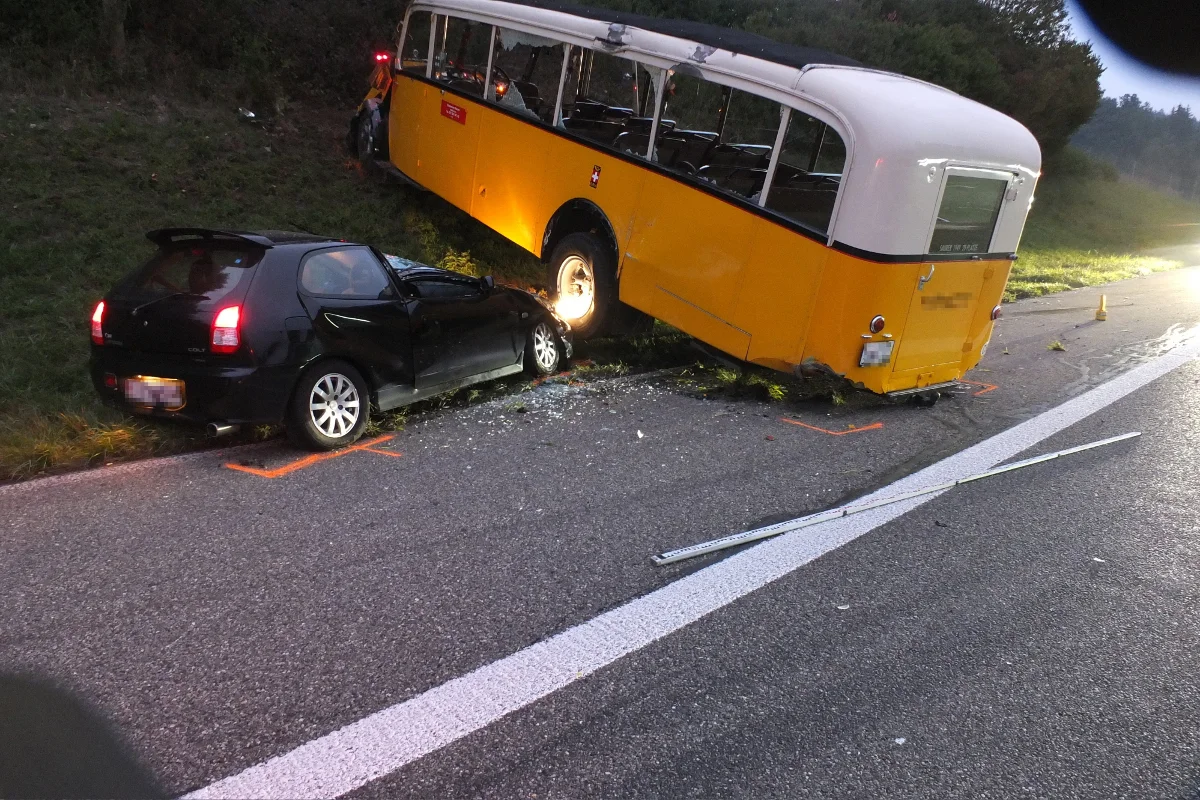 Mercedes in Gossau komplett beschädigt
