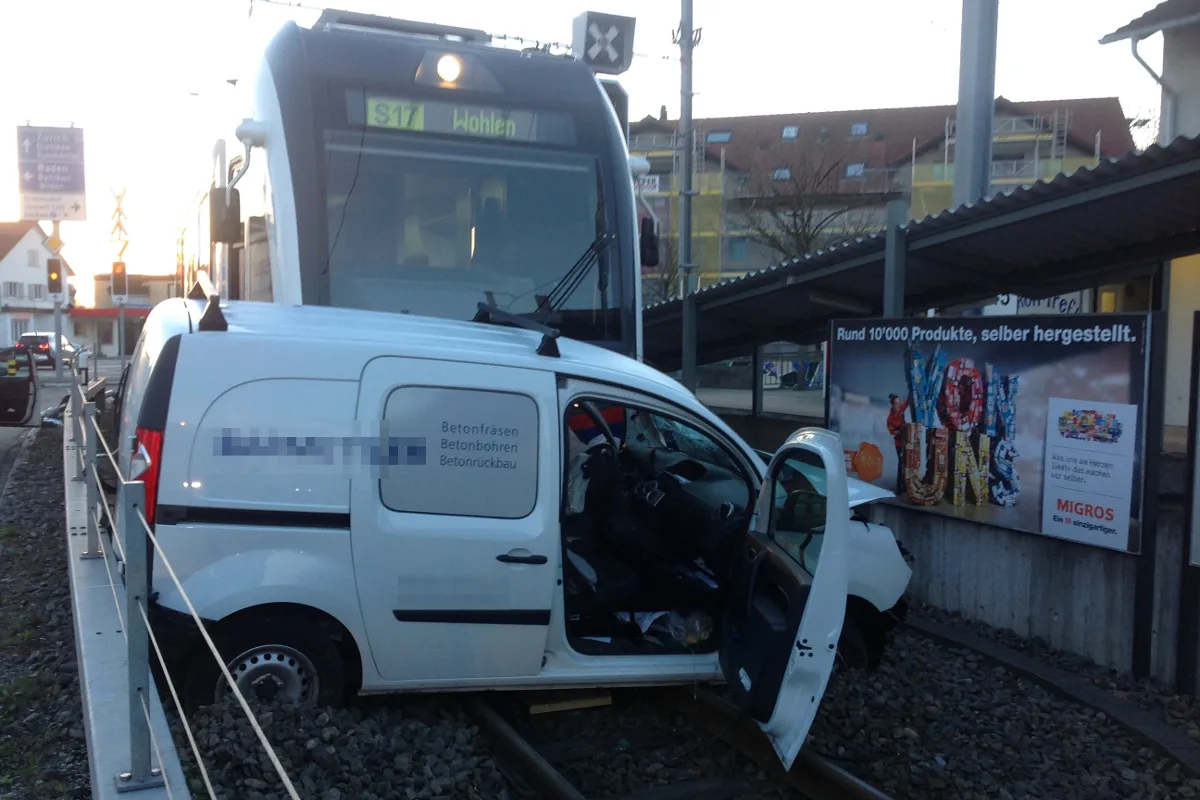 Rotlicht in Berikon missachtet - Zug rammt Auto