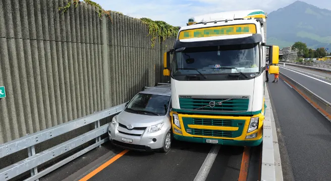 Stans: PW und Lastwagen verkeilen sich auf der A2