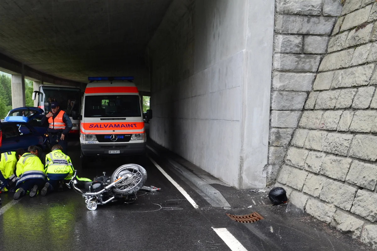 Zernez: Motorradlenker prallt in Galerieportal 
