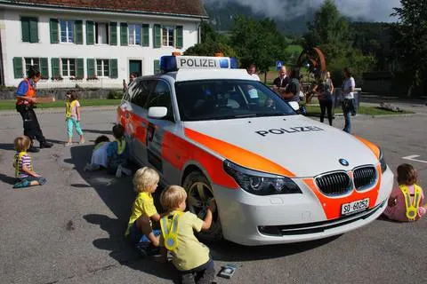 Rüttenen SO - Kindergarten-Kinder dürfen Pneus von Polizeiauto anmalen   