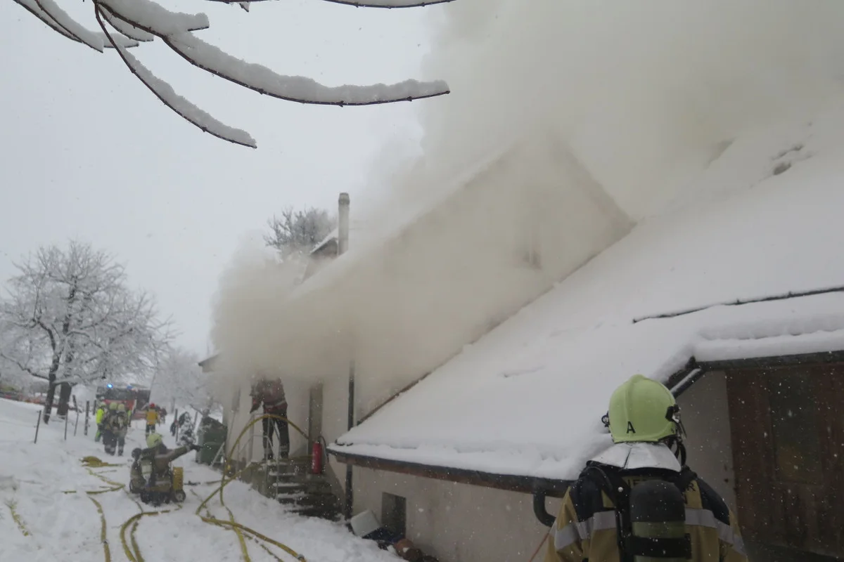 Eptingen BL - Abgelegenes Bauernhaus bei starkem Schneefall in Brand geraten