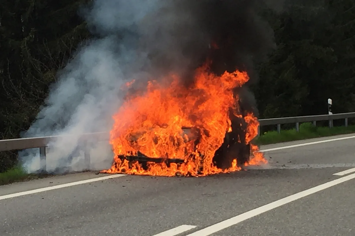 Mesocco: Fahrzeug fängt auf der A13 Feuer