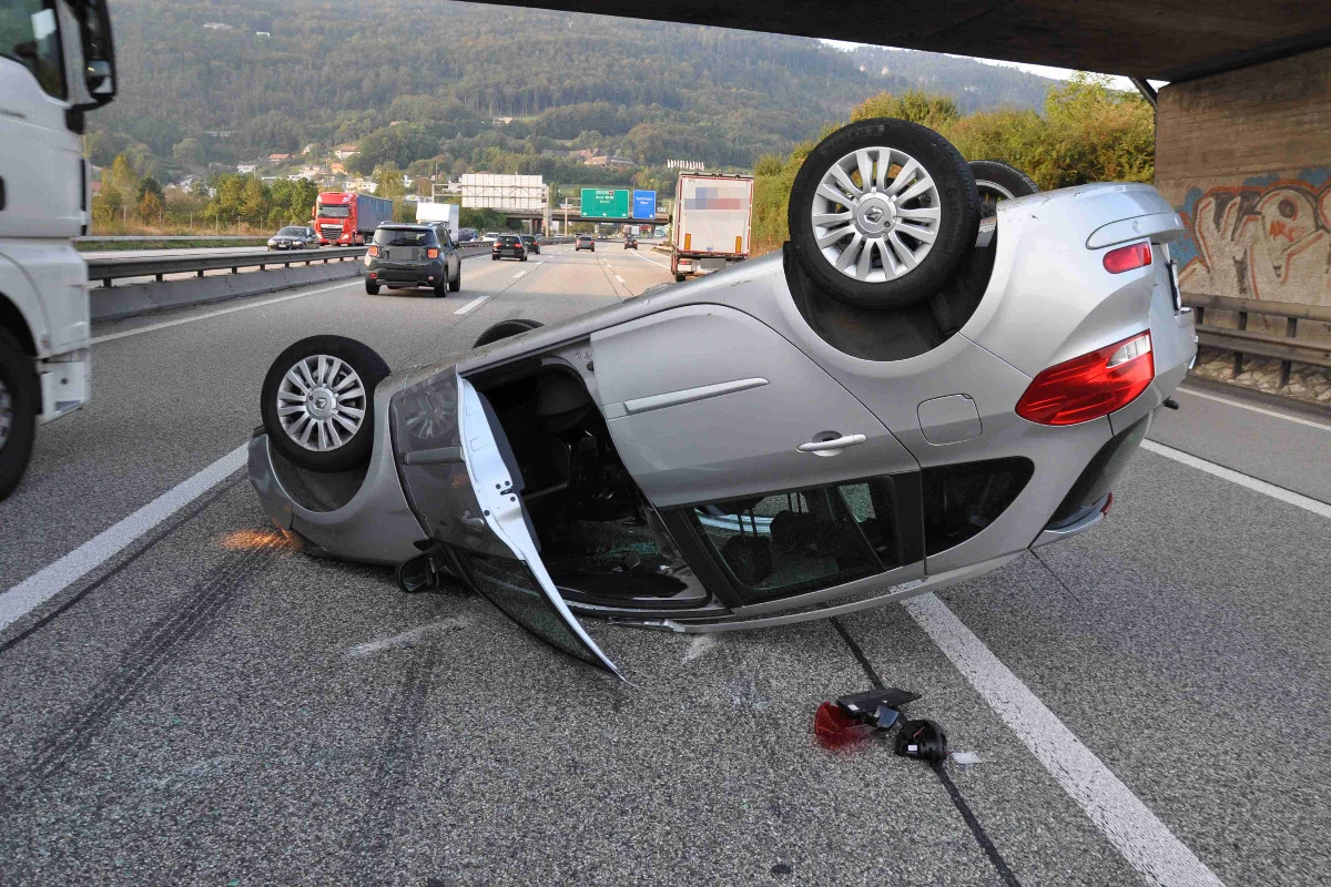 Egerkingen SO - Auto-Überschlag auf der A2