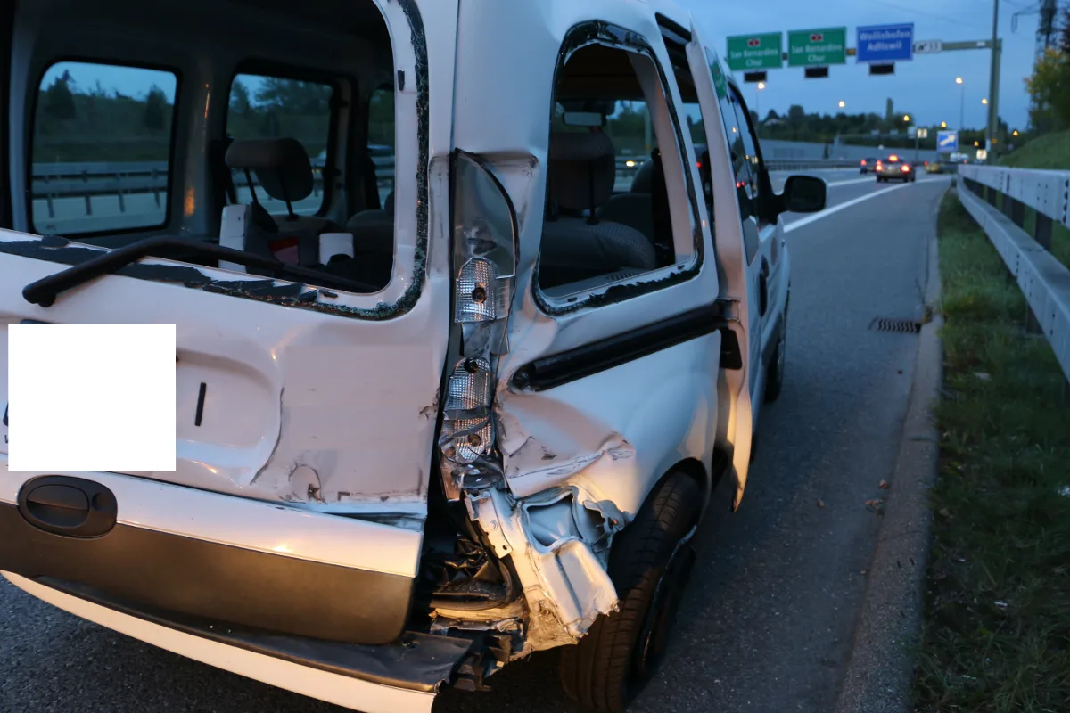 Zürich-Wollishofen: Porsche-Lenker drängt Auto auf der A3 ab