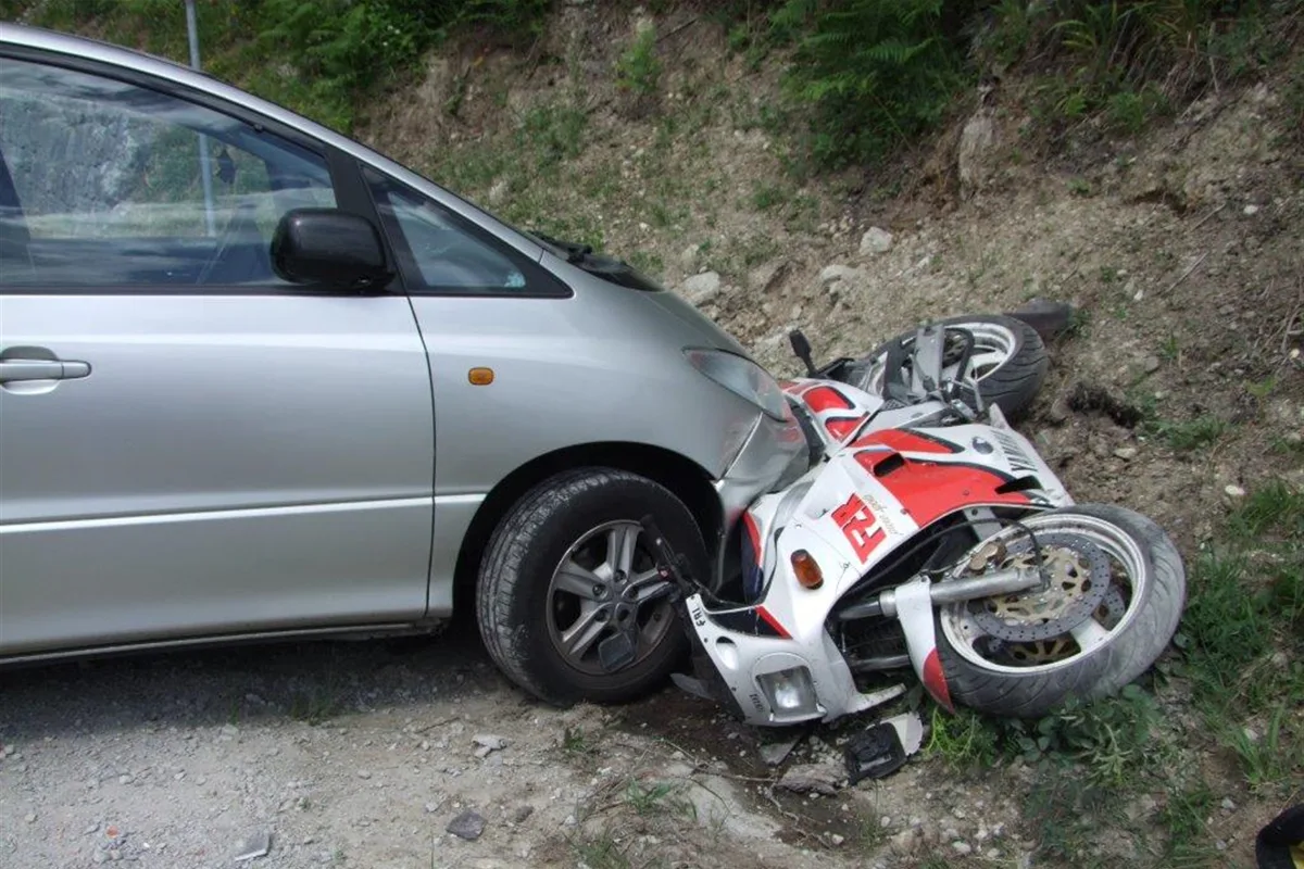 Disentis: Töfffahrer stösst mit Auto zusammen