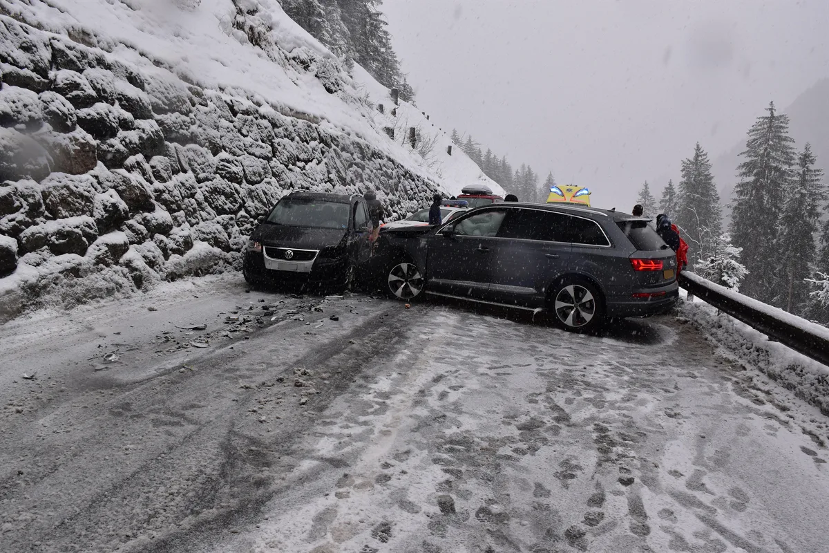 Klosters GR - Mit Sommerreifen auf Gegenfahrspur geschlittert