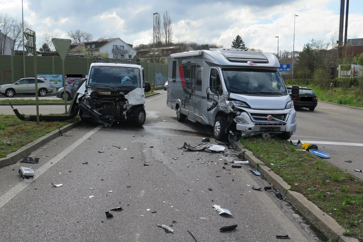Heftiger Crash zwischen Wohnmobil und Lieferwagen in Münchenstein