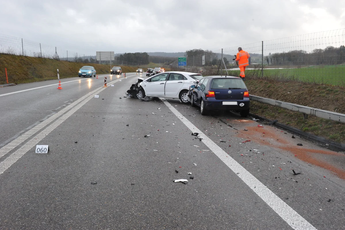 Adlikon bei Andelfingen: Vier Verletzte bei Auffahrunfall auf der A4
