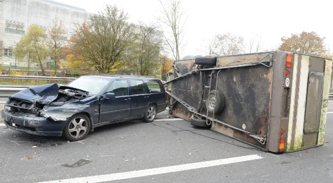 Sursee: Wohnwagen kippt nach Selbstunfall auf die A2