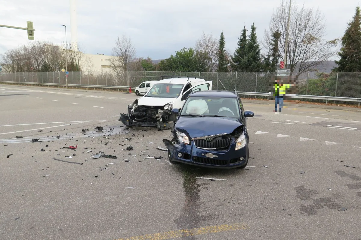 Seitlicher Frontalcrash in Muttenz fordert zwei Verletzte