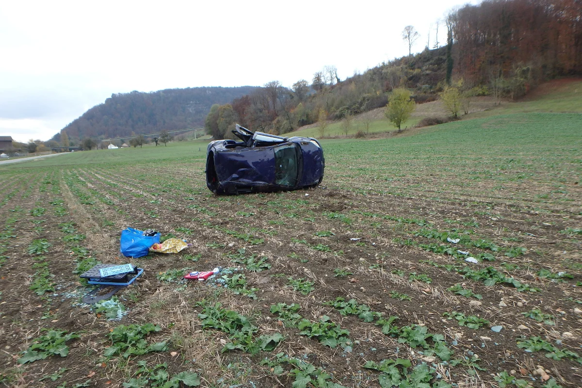 Villigen AG - Neulenkerin mit Auto von der Strasse abgekommen